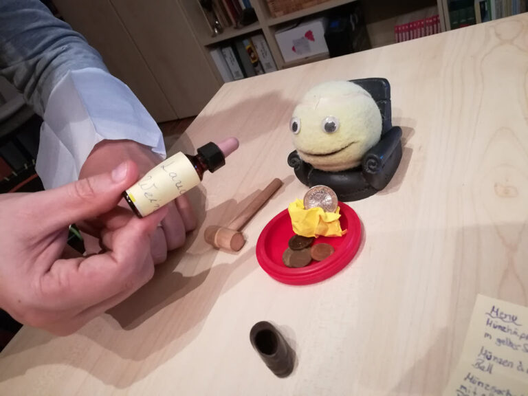 Ball-kun bekommt den Lauchwein gereicht
