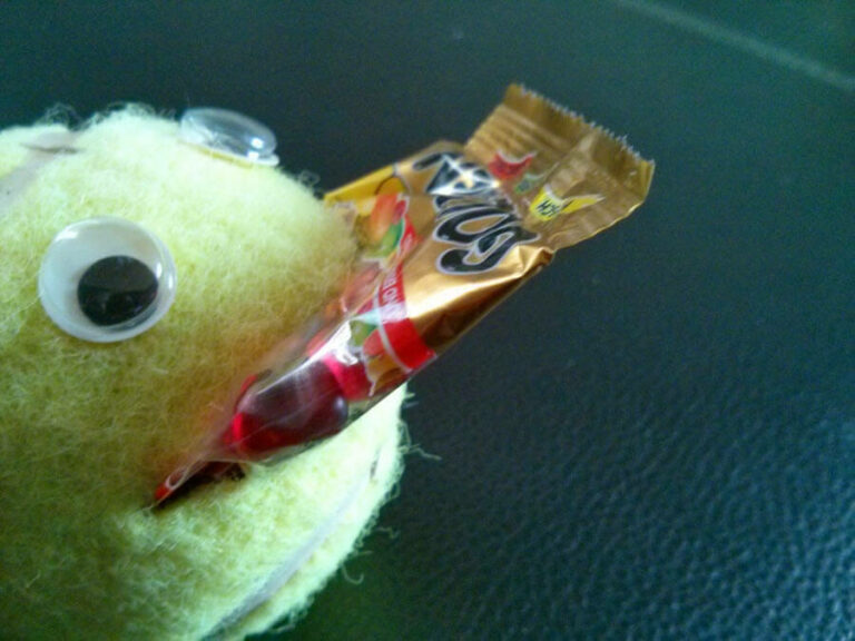Ball-kun schluckt eine ganze Tüte Gummibären mit nur einem Haps hinunter!