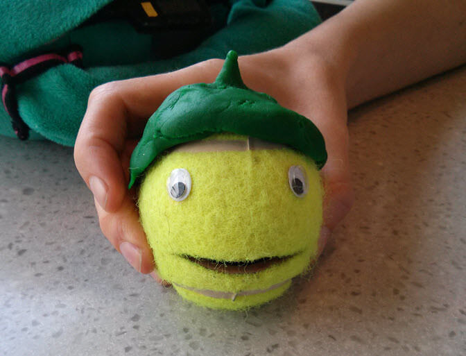 Derp-kun trägt einen lustigen grünen Hut