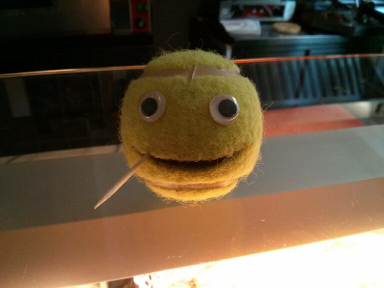 Ball-kun chillt lässig auf der Theke vom Snack-Point