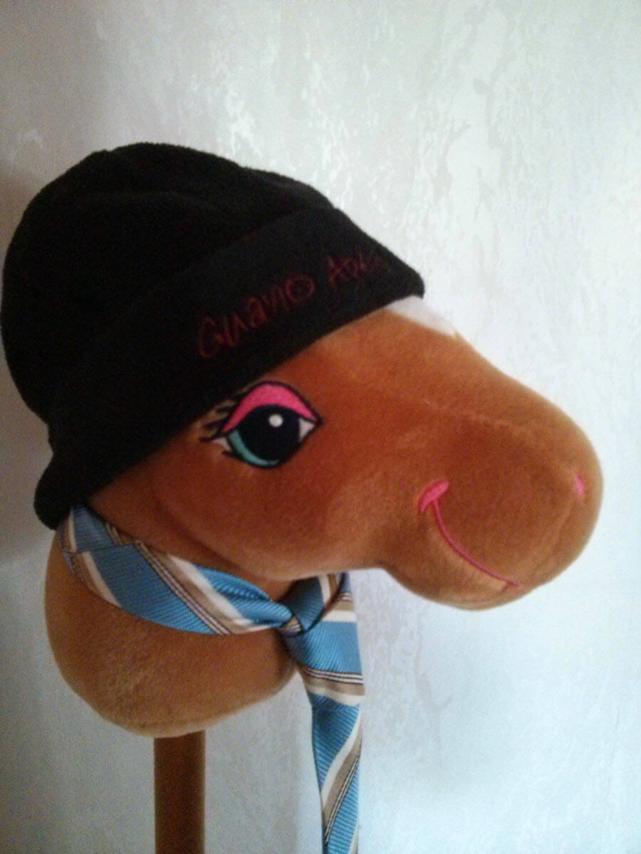 Horse-T trägt eine Mütze