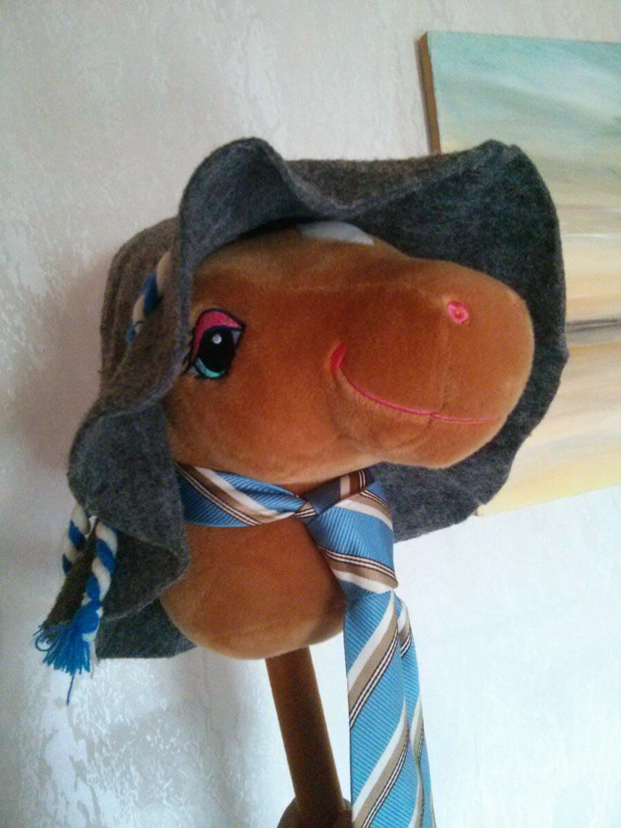 Horse_T trägt so einen spitz zulaufenden Filzhut