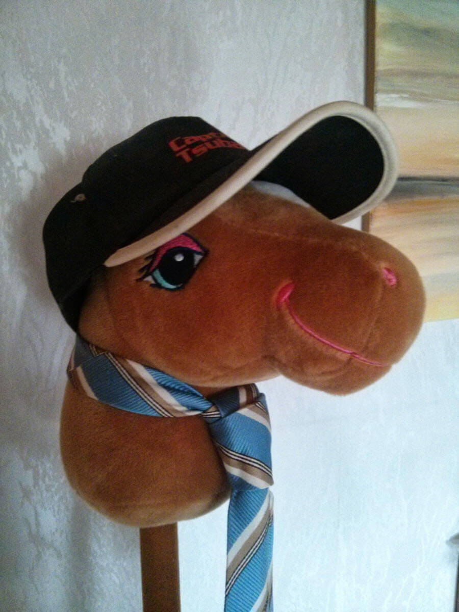 Horse-t trägt eine Basecap