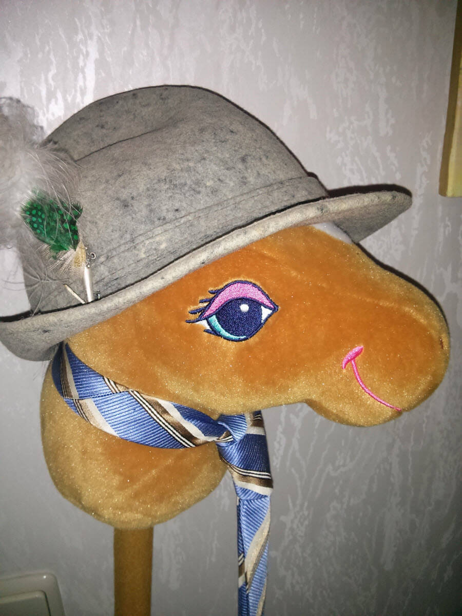 Horse-T trägt einen Filzhut