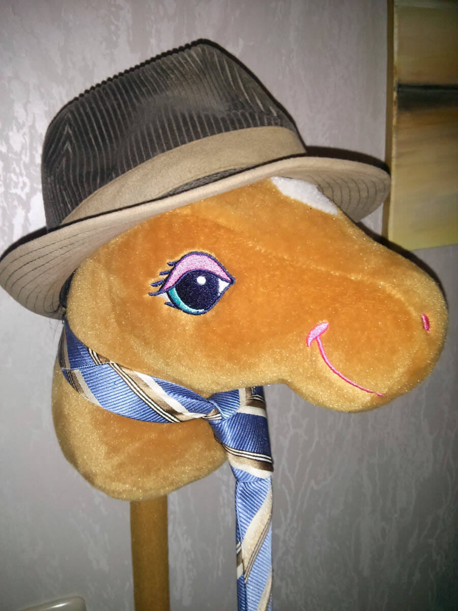 Horse-T trägt einen Hut