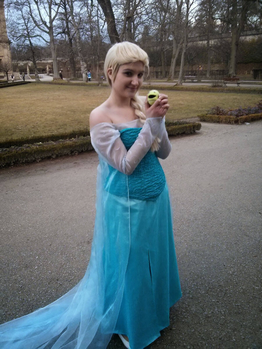 Elsa hält Ball-kun, weil sie denkt, er wäre der Reichsapfel